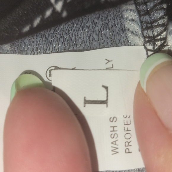 Black and white plaid skirt. (L) - Picture 9 of 10